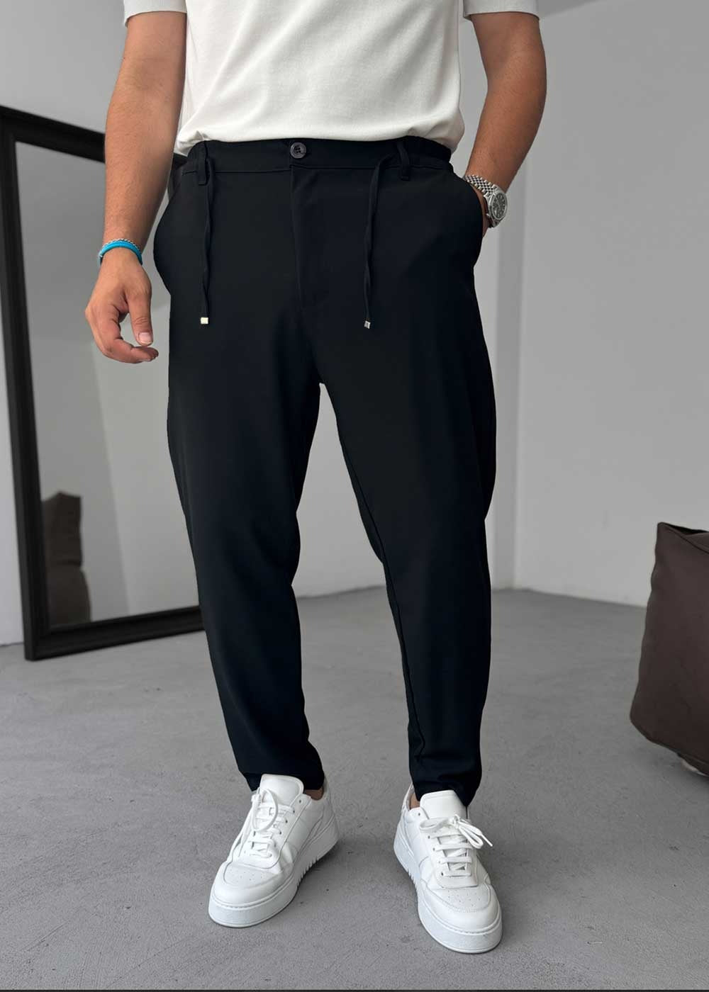 Pantalón de tela de corte relajado con cintura elástica – Negro